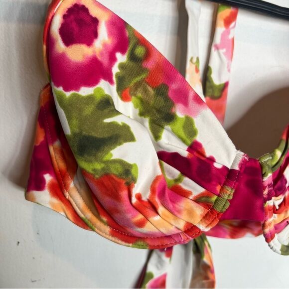Tommy Bahama floral 2 peace set halter top top is 38C bottom is small - Picture 2 of 7